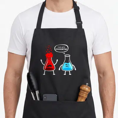Tablier de cuisine noir avec deux flacons chimique rouge et bleu et texte I think you're overreacting.