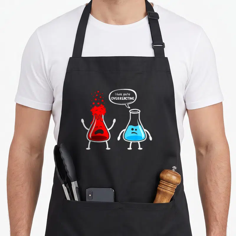 Tablier de cuisine noir avec deux flacons chimique rouge et bleu et texte I think you're overreacting.