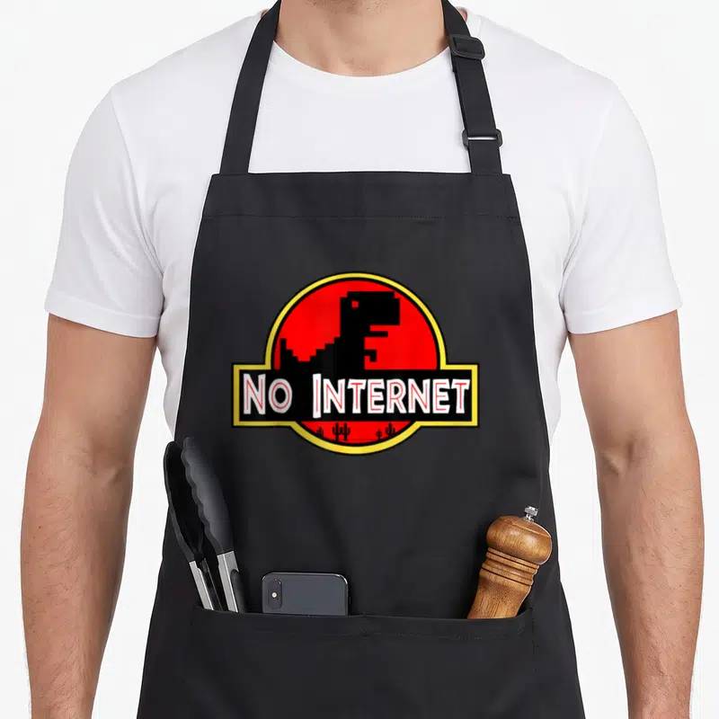 Tablier de cuisine noir avec logo circulaire rouge No Internet et dinosaure pixelisé jaune et noir.