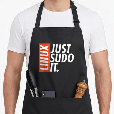 Tablier de cuisine noir avec l'inscription Linux Just Sudo It en blanc et orange sur fond uni.