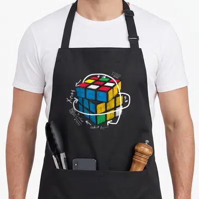 Tablier de cuisine noir avec cube Rubik coloré, formules mathématiques et flèches de rotation dessinées en blanc.