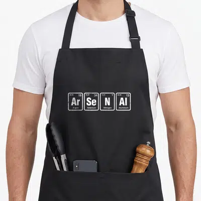 Tablier de cuisine noir avec quatre cases blanches du tableau périodique formant le mot Arsenal en lettres capitales.
