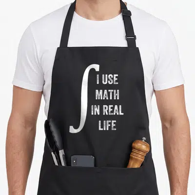 Tablier de cuisine noir avec une grande intégrale blanche et le texte I USE MATH IN REAL LIFE imprimé en capitales.