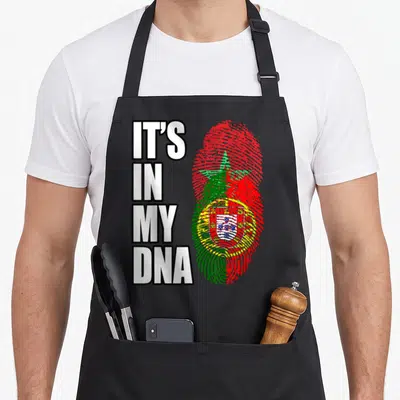 Tablier de cuisine noir avec inscription It's in my DNA et empreinte digitale bicolore aux drapeaux portugais et marocain.