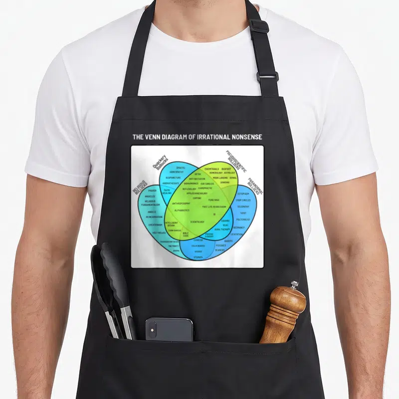 Tablier de cuisine noir avec un diagramme de Venn coloré listant des croyances irrationnelles et pseudosciences.