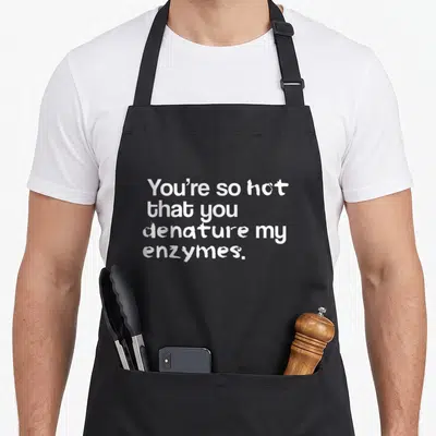 Tablier de cuisine noir avec l'inscription blanche You're so hot that you denature my enzymes en typographie manuscrite.