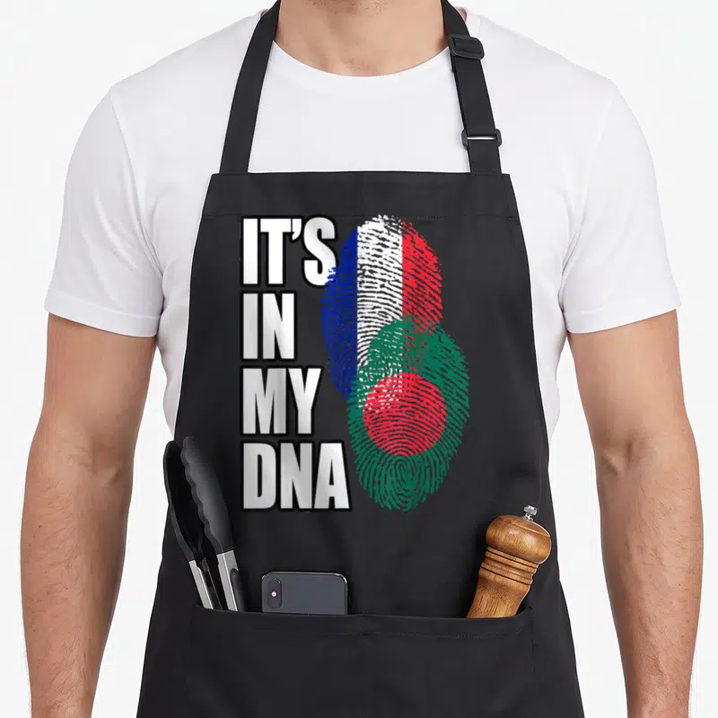 Tablier de cuisine noir avec It's in my DNA et deux empreintes aux couleurs du drapeau français et bangladais.