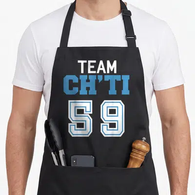 Tablier de cuisine noir avec l'inscription Team Ch'ti 59 en blanc et bleu style maillot sportif.