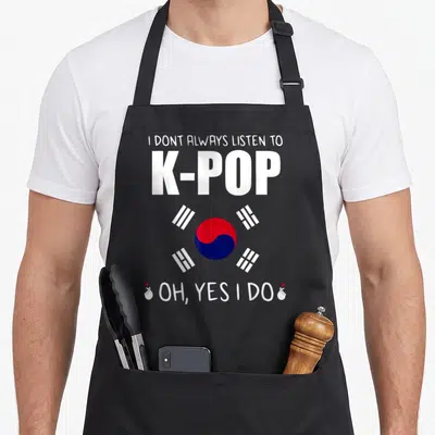 Tablier de cuisine noir avec l'inscription K-Pop Oh Yes I Do et le drapeau de Corée du Sud au centre.