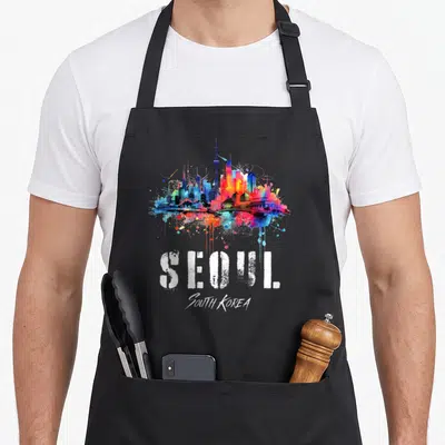 Tablier de cuisine noir avec un skyline de Séoul multicolore et l'inscription Seoul South Korea en blanc.