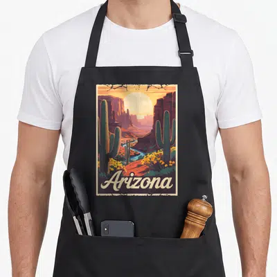 Tablier de cuisine noir avec illustration d'un désert arizonien, cactus et texte Arizona en bas.
