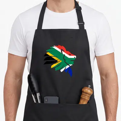 Tablier de cuisine noir avec tête de lion aux couleurs du drapeau sud-africain vert rouge blanc bleu et jaune.