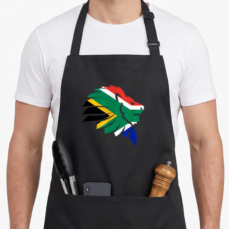 Tablier de cuisine noir avec tête de lion aux couleurs du drapeau sud-africain vert rouge blanc bleu et jaune.