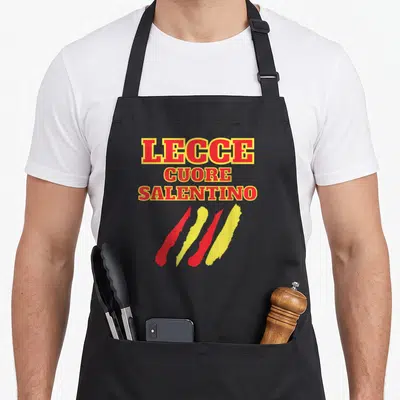 Tablier de cuisine noir avec inscription Lecce Cuore Salentino et trois traits rouges et jaunes stylisés.