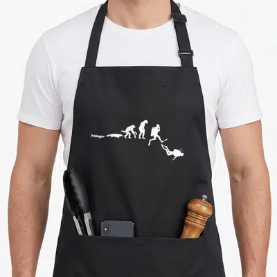 Tablier de cuisine noir avec une illustration blanche représentant l'évolution d'un poisson vers un plongeur sous-marin équipé de palmes.