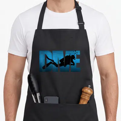 Tablier de cuisine noir avec le motif DIVE intégrant la silhouette d'un plongeur en apnée sur fond bleu aquatique.