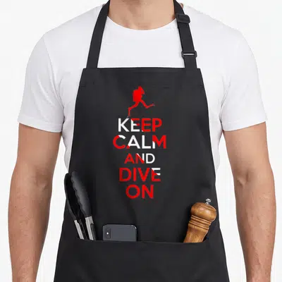 Tablier de cuisine noir avec inscription Keep Calm and Dive On et silhouette rouge d'un plongeur en course.