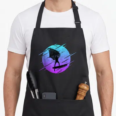 Tablier de cuisine noir avec illustration d'un wing foiler sur fond circulaire dégradé violet et bleu.