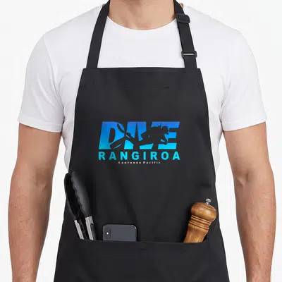 Tablier de cuisine noir avec motif bleu DIVE RANGIROA et silhouette de plongeur en position horizontale au centre du texte.