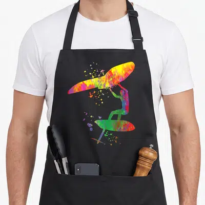 Tablier de cuisine noir avec une silhouette de planche à voile aux couleurs vives et éclaboussées.