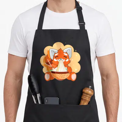 Tablier de cuisine noir avec un panda roux kawaii mangeant des nouilles dans un bol avec des baguettes sur fond nuageux orange