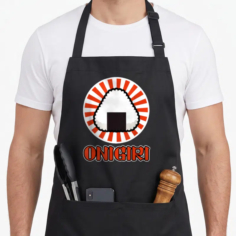 Tablier de cuisine noir avec un onigiri blanc et une bande noire sur fond de rayons rouges et le texte ONIGIRI
