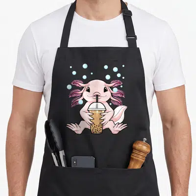 Tablier de cuisine noir avec illustration d'un axolotl rosetenant un verre de thé à bulles boba surrounded de bulles bleues.