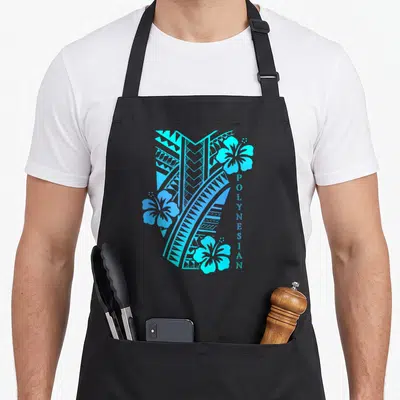 Tablier de cuisine noir avec motif tribal polynésien bleu, fleurs d'hibiscus et inscription POLYNESIAN verticale.