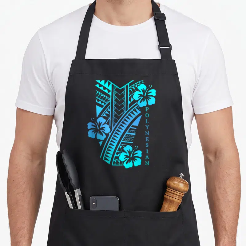 Tablier de cuisine noir avec motif tribal polynésien bleu, fleurs d'hibiscus et inscription POLYNESIAN verticale.