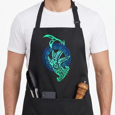Tablier de cuisine noir avec un requin tribal hawaïen et un motif circulaire polynésien en bleu et vert menthe.