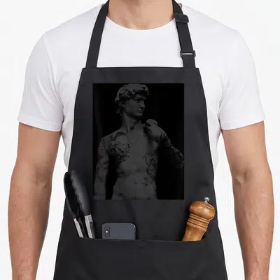 Tablier de cuisine noir avec une illustration en noir et blanc de la statue David ornée de tatouages sur le torse et les bras.
