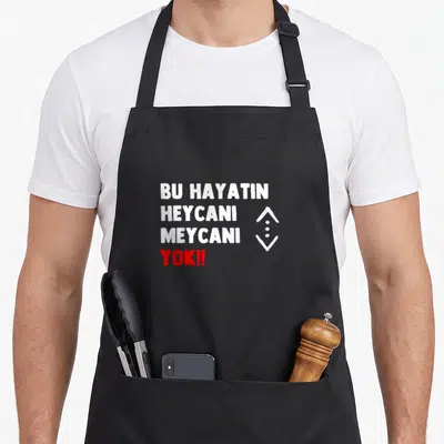 Tablier de cuisine noir avec inscription Bu Hayatin Heycani Meycani Yok et symbole géométrique blanc.