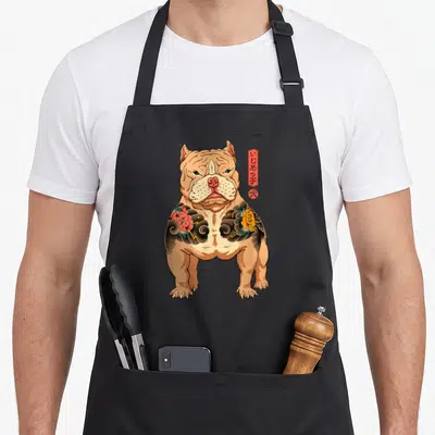 Tablier de cuisine noir avec illustration de bulldog American Bully aux épaules tatouées de fleurs et d'éclairs.