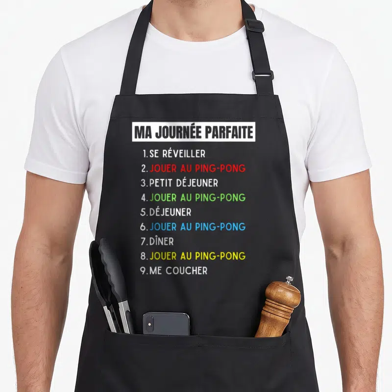 Tablier de cuisine noir avec une liste numerotee en lettres blanches et colorees sur fond gris unie.