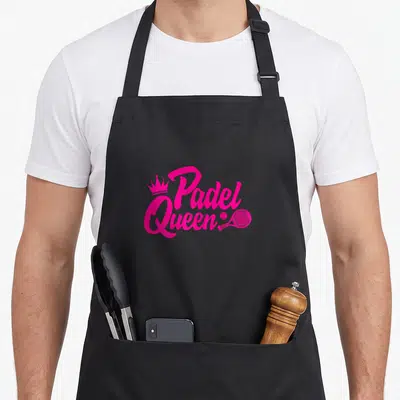 Tablier de cuisine noir avec logo Padel Queen rose incluant une couronne et une raquette de paddle.