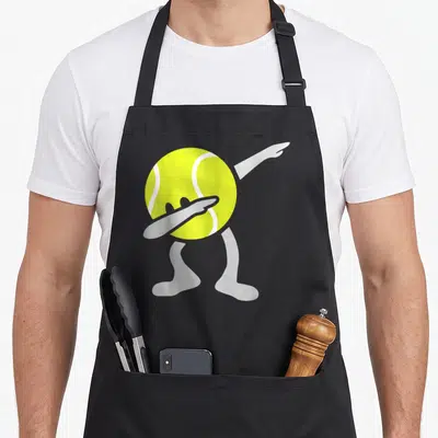 Tablier de cuisine noir avec une balle de tennis jaune effectuant un mouvement dab stylisé en gris.