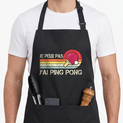 Tablier de cuisine noir avec inscription Je peux pas j'ai ping pong et raquette vintage colorée.