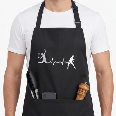 Tablier de cuisine noir avec deux silhouettes de joueurs de badminton reliés par une ligne d'électrocardiogramme blanche.