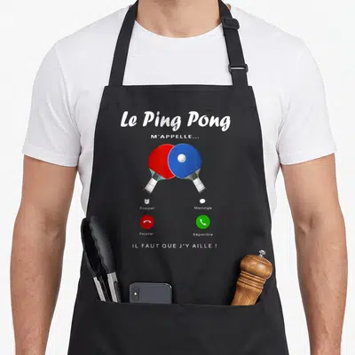 Tablier de cuisine noir avec deux raies de ping-pong rouge et bleue et texte blanc imitant une notification.
