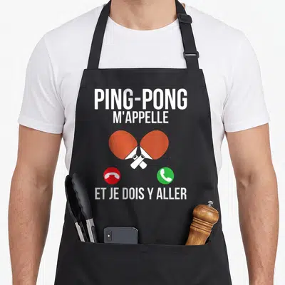 Tablier de cuisine noir avec inscription blanche et deux raies de ping-pong rouges croisées au centre.