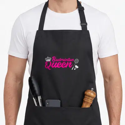 Tablier de cuisine noir avec l'inscription Badminton Queen en rose et une raquette blanche.