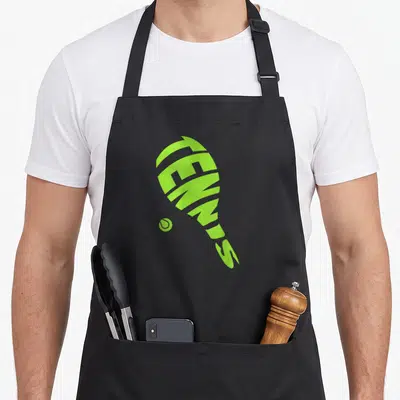 Tablier de cuisine noir avec une raquette de tennis verte formée par le mot TENNIS et une petite balle assortie.