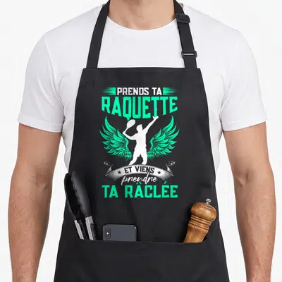 Tablier de cuisine noir avec silhouette ailée tenant une raquette et le texte Prends ta raquette et viens prendre ta râclée en vert menthe.