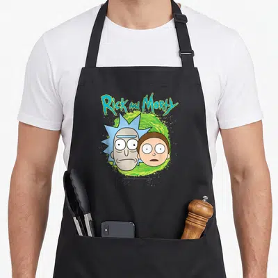 Tablier de cuisine noir avec tête de Rick et Morty devant un portail vert interdimensionnel.