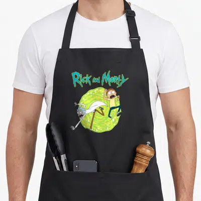 Tablier de cuisine noir avec Rick et Morty traversant un portail interdimensionnel vert vif.