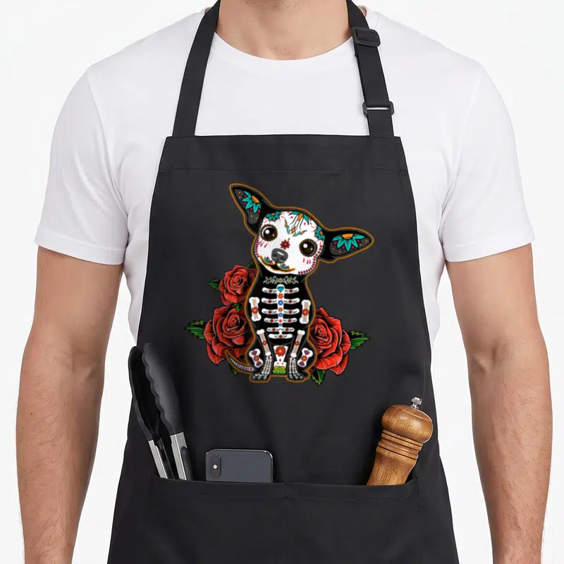 Tablier de cuisine noir avec chihuahua squelette décoré de fleurs et roses rouges style Jour des morts.