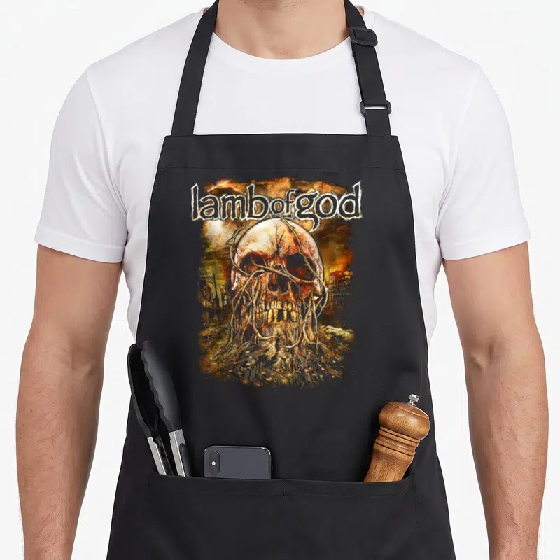 Tablier de cuisine noir avec un crâne enserré par des racines et le texte Lamb of God en haut.