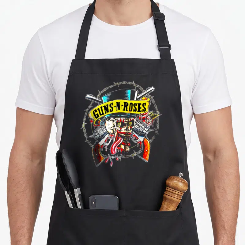 Tablier de cuisine noir avec illustration crâne revolver Guns N Roses et barbelés.