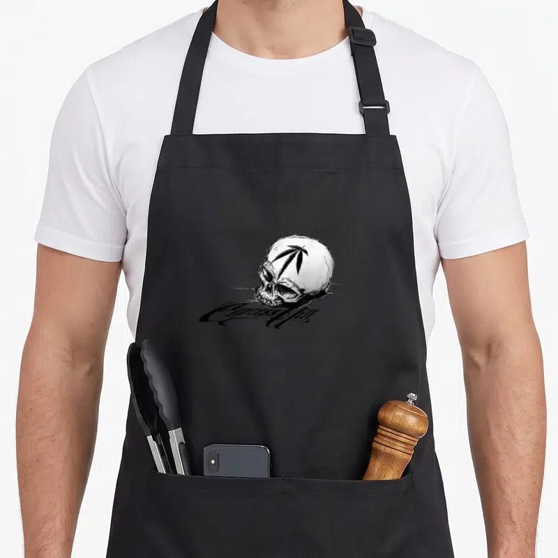 Tablier de cuisine noir avec un crâne blanc portant une feuille noire et le logo Cypress Hill en dessous.