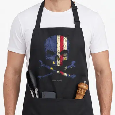 Tablier de cuisine noir avec illustration crâne et os croisés aux couleurs du drapeau du Cap-Vert et texte Cape Verde.